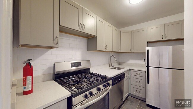340 E 74th St in New York, NY - Building Photo - Building Photo
