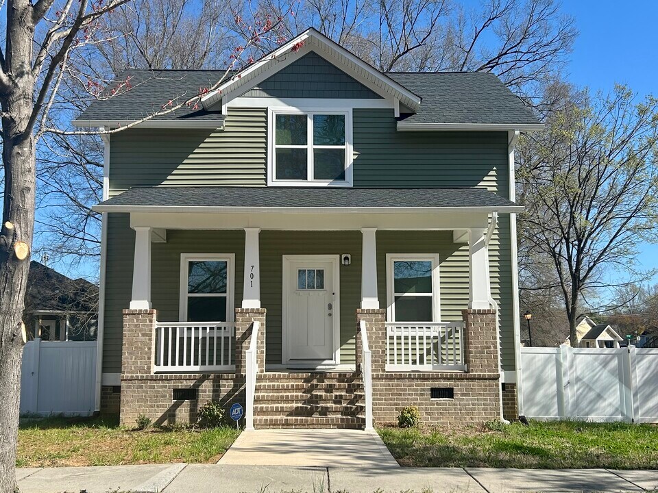 701 Dorgan Ave in Greensboro, NC - Foto de edificio