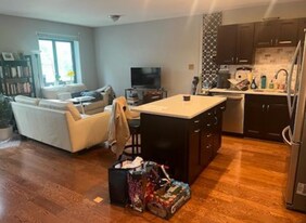 1300 S Arlington Ridge Rd, Unit 103 in Arlington, VA - Building Photo