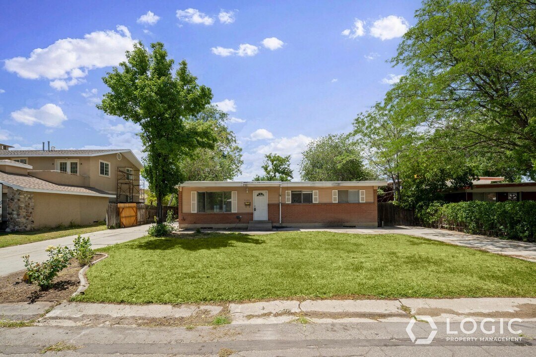 9326 S Sneddon Dr in Sandy, UT - Building Photo