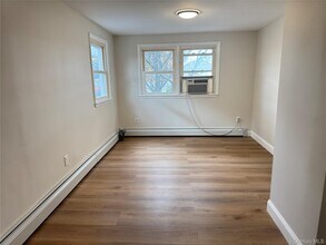 129 Spring Ln in Levittown, NY - Building Photo - Building Photo