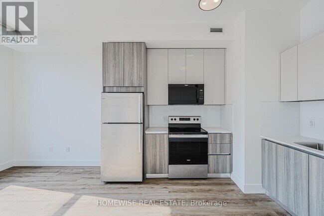 3020 Dundas St W in Toronto, ON - Building Photo - Building Photo