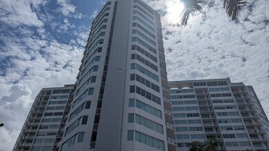 7135 Collins Ave, Unit 923 in Miami, FL - Foto de edificio - Building Photo