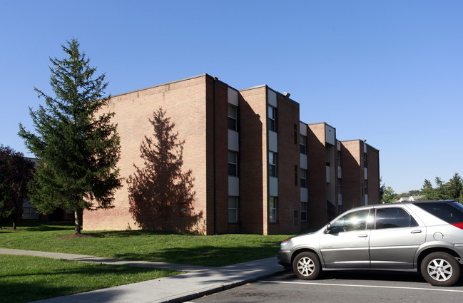 Orchardcrest Apartments in Winchester, VA - Building Photo - Building Photo