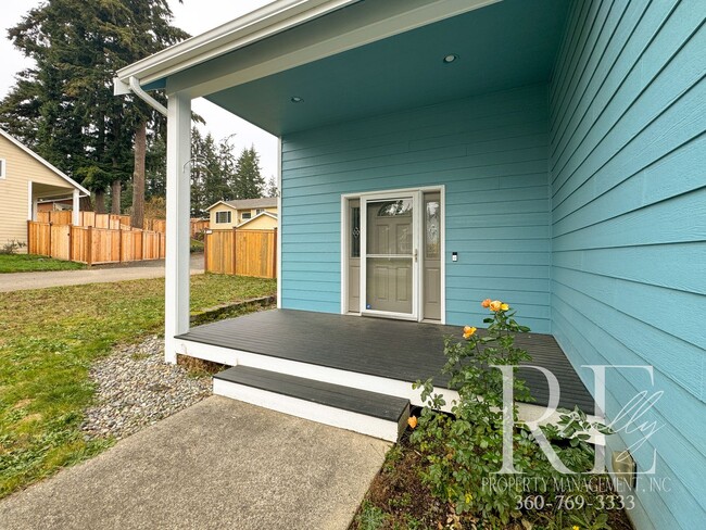 516 Flower Meadows St in Port Orchard, WA - Foto de edificio - Building Photo