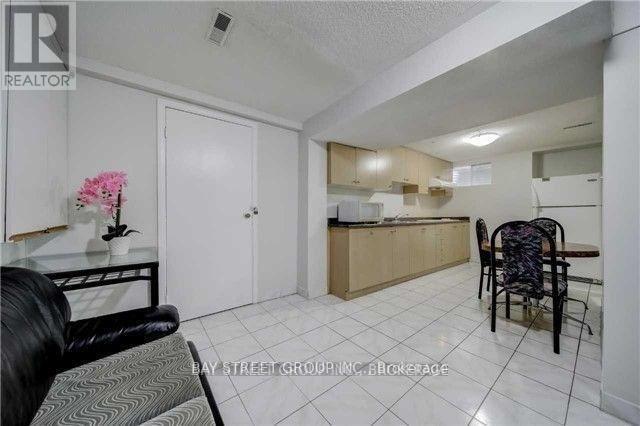 24 Silbury Dr in Toronto, ON - Building Photo - Building Photo