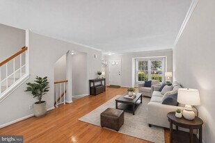 8483 Laurel Oak Dr in Springfield, VA - Building Photo