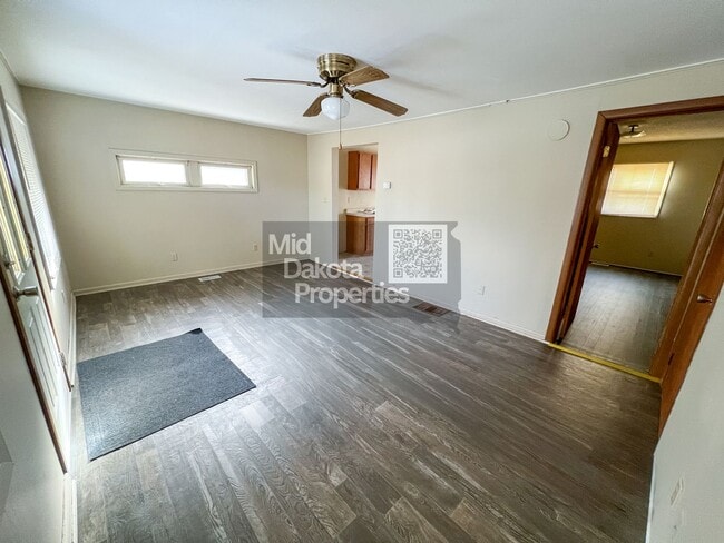 813 N Sanborn Blvd in Mitchell, SD - Building Photo - Building Photo