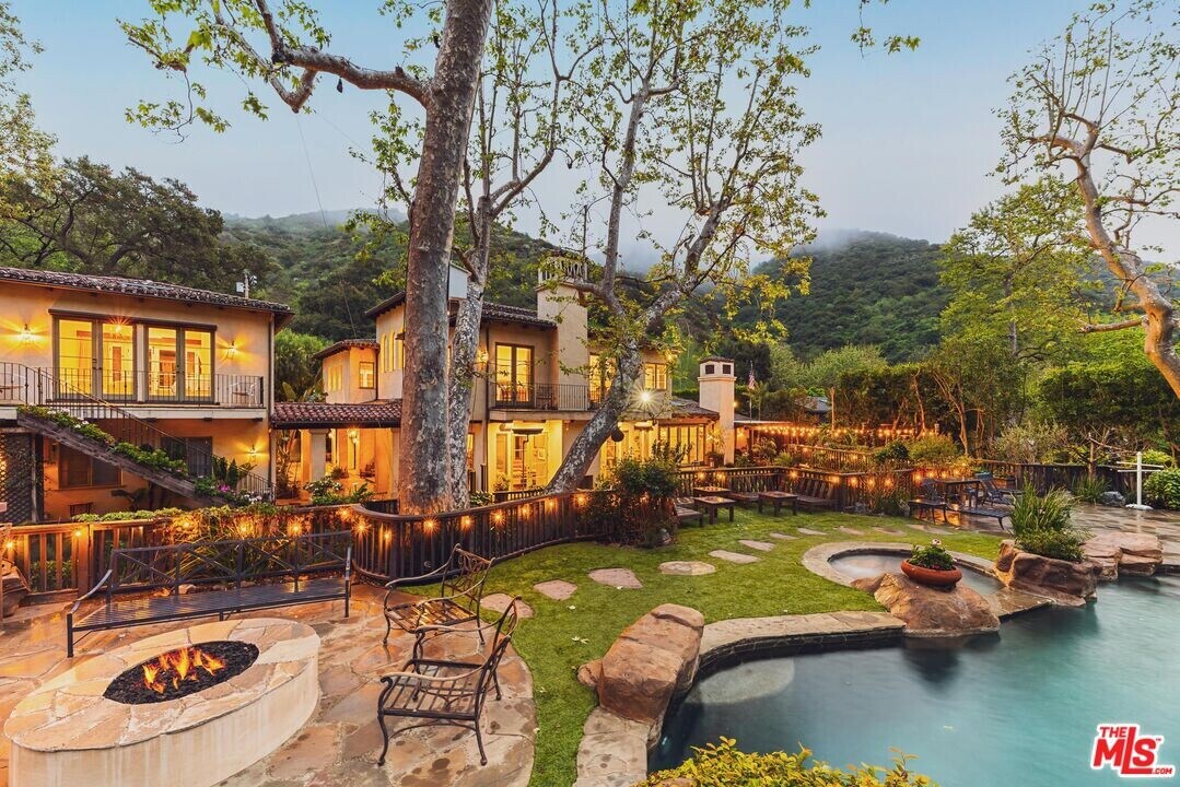 2975 Mandeville Canyon Rd in Los Angeles, CA - Foto de edificio