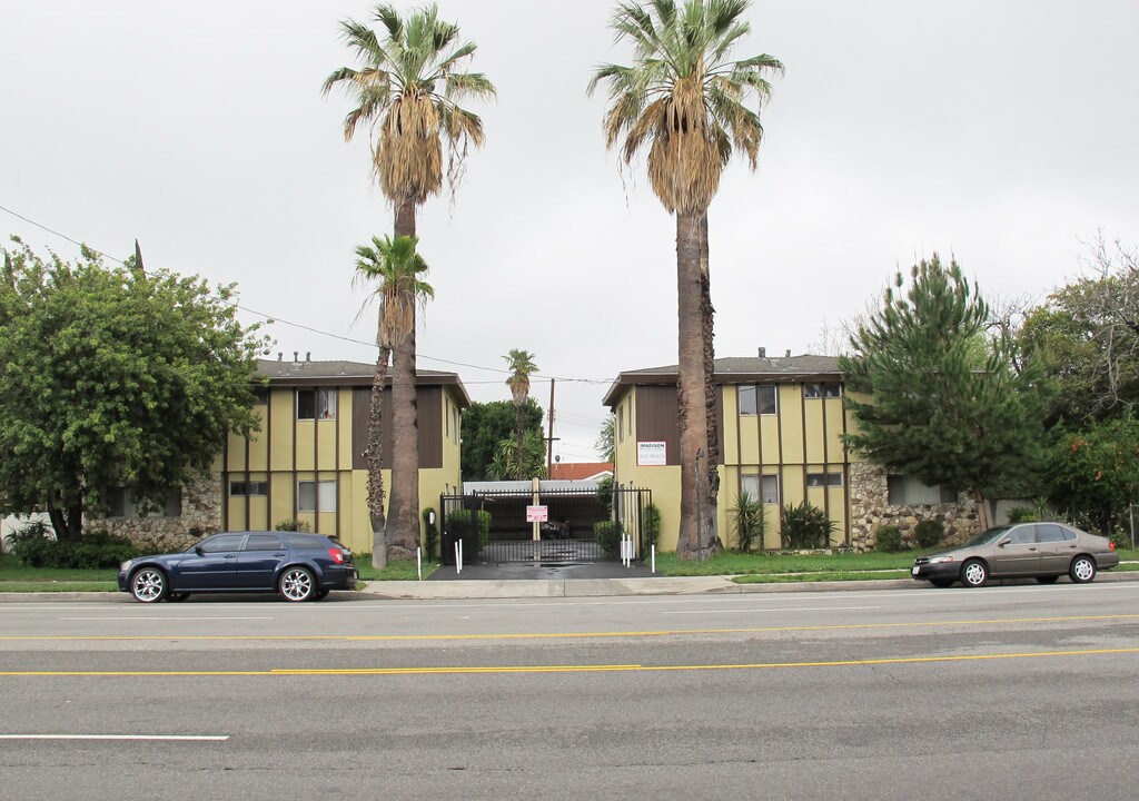 6126-6130 Woodman Ave in Van Nuys, CA - Building Photo