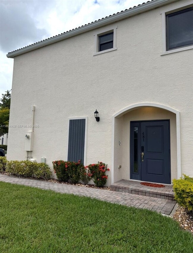 481 NE 194th Ter in Miami, FL - Foto de edificio - Building Photo