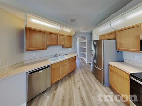 2425 Bishop Rd in Spring Hill, FL - Foto de edificio - Building Photo