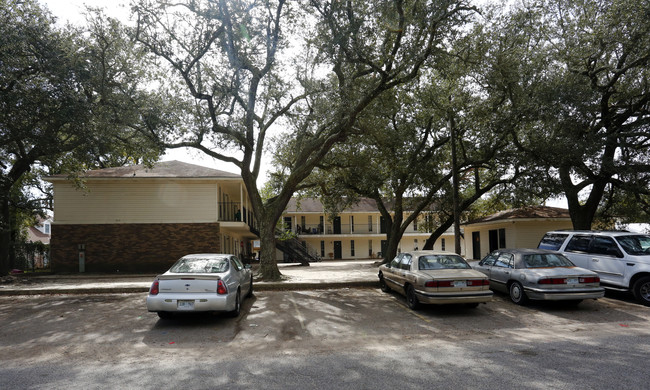 French Oaks Apartments in Gulfport, MS - Building Photo - Building Photo