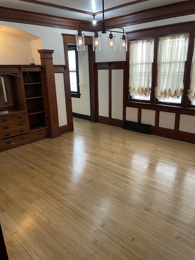 2444 N Booth St, Unit 2 bedroom lower in Milwaukee, WI - Foto de edificio - Building Photo