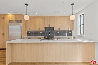 14535 Killion St, Unit 204 in Los Angeles, CA - Foto de edificio - Building Photo