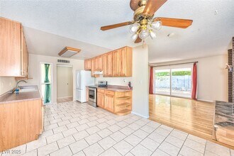 6417 Bristol Way in Las Vegas, NV - Building Photo - Building Photo