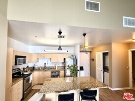 630 W 6th St in Los Angeles, CA - Building Photo