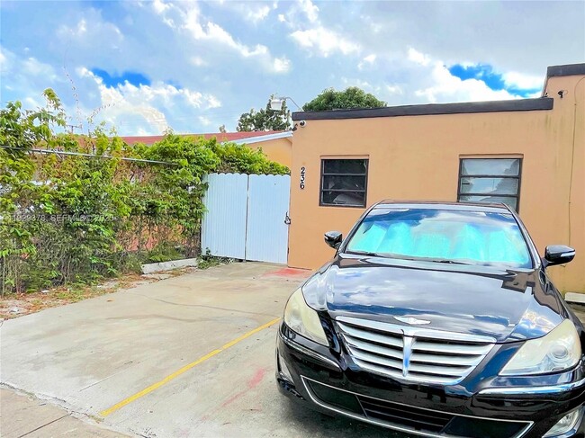 236 E 14th St in Hialeah, FL - Building Photo - Building Photo