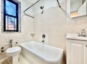 2978 E 196th St in Bronx, NY - Foto de edificio - Building Photo