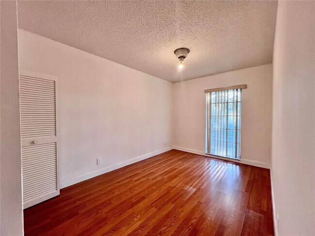 2801 N 34th Ave in Hollywood, FL - Building Photo - Building Photo