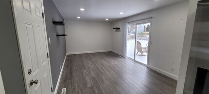 996 Hawthorne Dr in Crystal Lake, IL - Building Photo - Building Photo