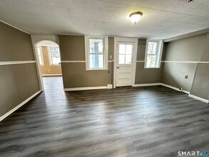 40 Oak St in Windsor Locks, CT - Building Photo - Building Photo