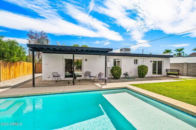 8326 E Crestwood Way in Scottsdale, AZ - Building Photo - Building Photo