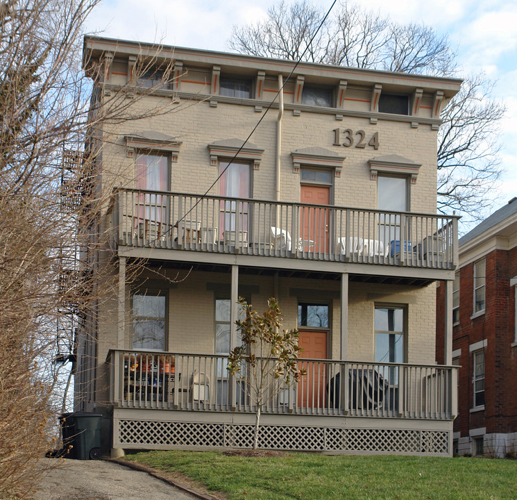 1324 Chapel St in Cincinnati, OH - Foto de edificio