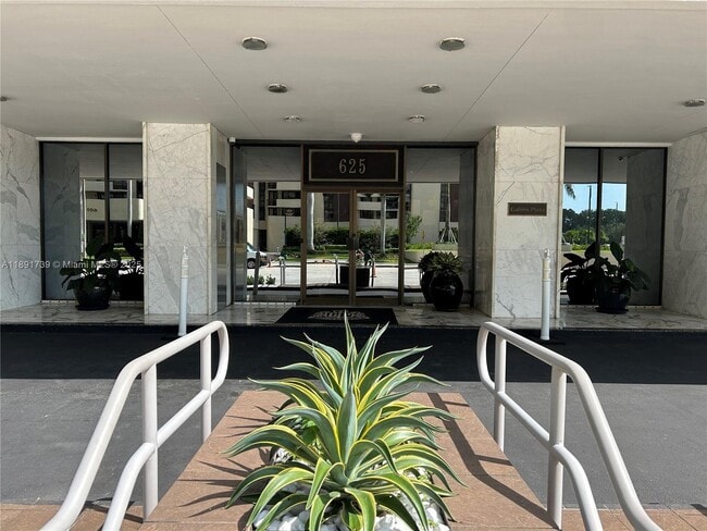 625 Biltmore Way in Coral Gables, FL - Foto de edificio - Building Photo