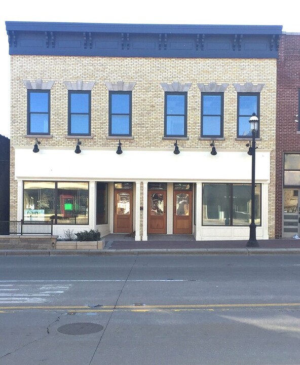 111 W Main St in West Dundee, IL - Building Photo