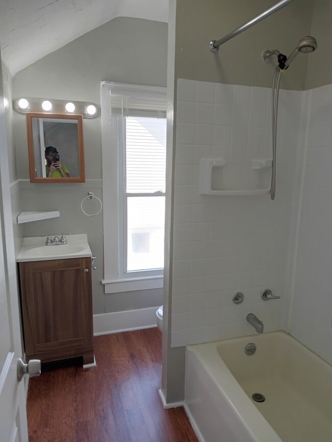 435 2nd St, Unit Up stairs in Elyria, OH - Foto de edificio - Building Photo