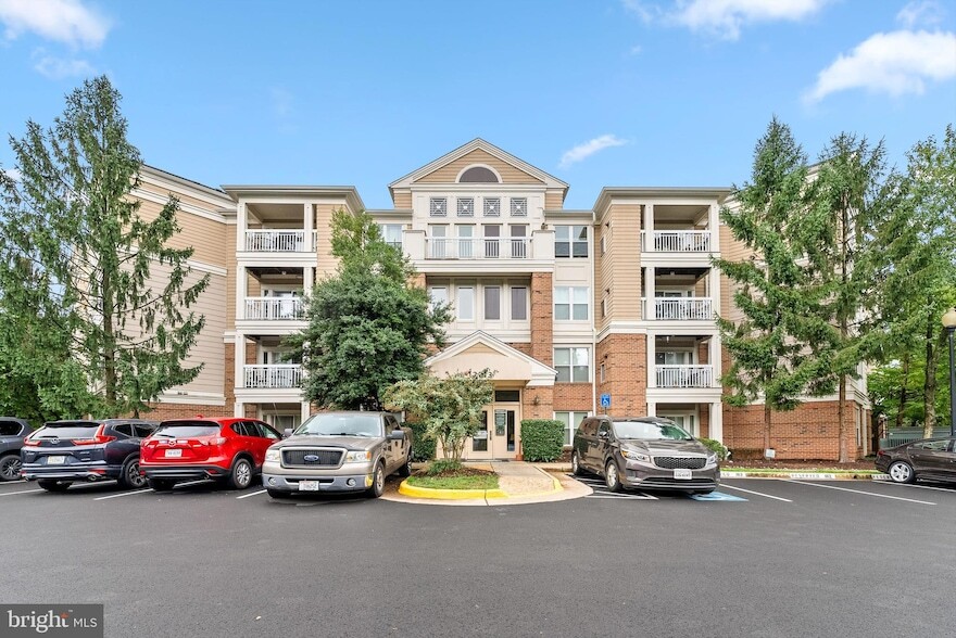 12913 Alton Square, Unit 211 in Herndon, VA - Building Photo