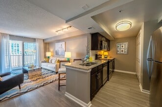 Cumberland on Church Apartments in Nashville, TN - Foto de edificio - Building Photo