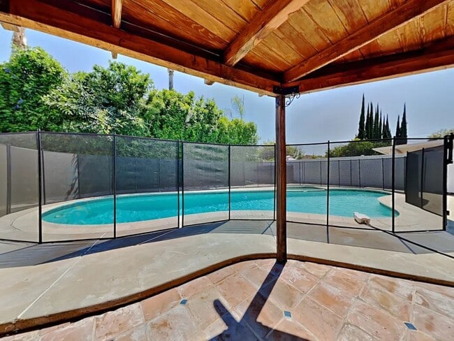 22726 Ingomar St in Los Angeles, CA - Building Photo - Building Photo