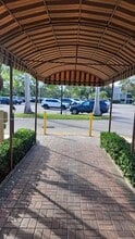 240 Lakeview Dr in Weston, FL - Building Photo - Building Photo