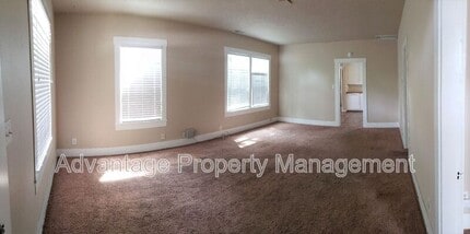 1175 D St in Independence, OR - Foto de edificio - Building Photo