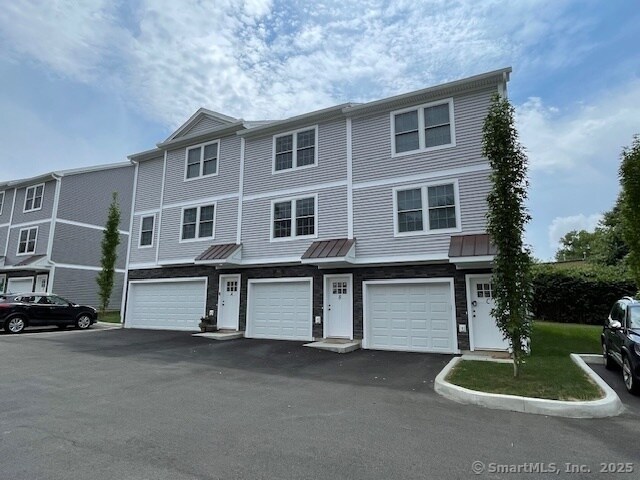 694 New Haven Ave in Milford, CT - Building Photo