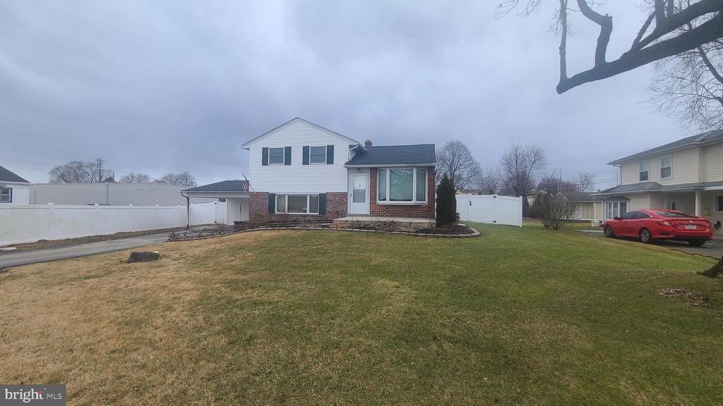 17 Miami Rd in Norristown, PA - Building Photo