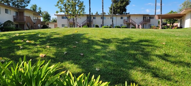 Plaza Verde in Escondido, CA - Foto de edificio - Building Photo