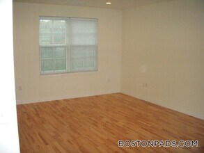 26 New Derby St, Unit 407 in Salem, MA - Foto de edificio - Building Photo