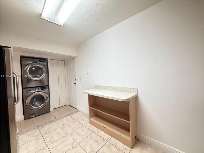 10000 NW 80th Ct in Hialeah Gardens, FL - Building Photo - Building Photo