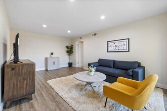 Lombardi Apartments in Woodland Hills, CA - Foto de edificio - Building Photo