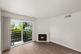 Fulton Gardens Apartments in Sherman Oaks, CA - Foto de edificio - Building Photo