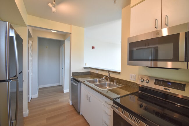 8400 Oceanview Ter, Unit 308 in San Francisco, CA - Building Photo - Building Photo