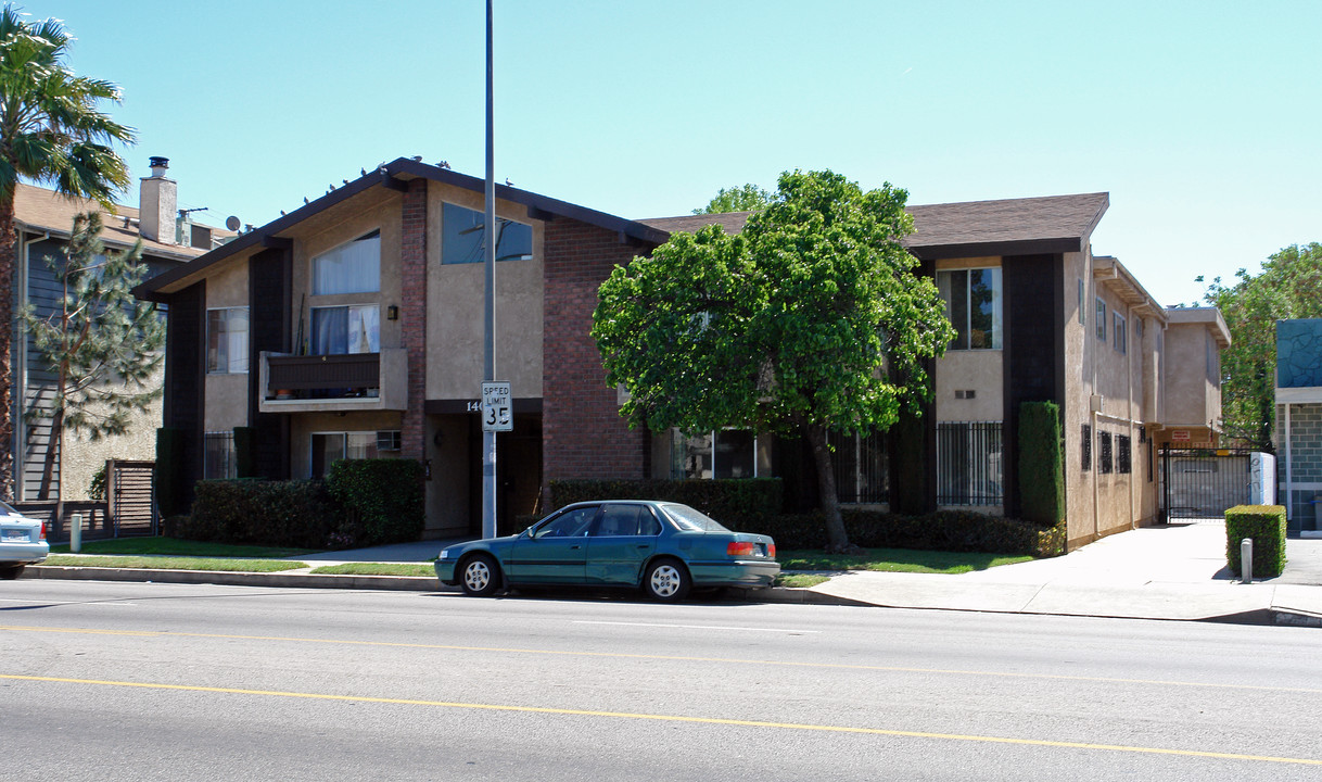 14030 Vanowen St in Van Nuys, CA - Foto de edificio