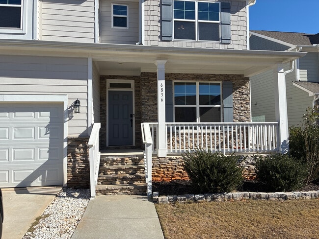 Room in House on Benjamin Dr in Flowery Branch, GA - Foto de edificio - Building Photo