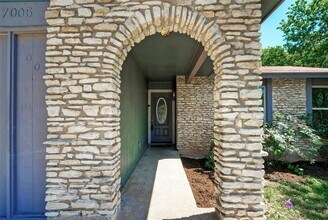 7005 E Meadow Bend Dr in Austin, TX - Building Photo - Building Photo