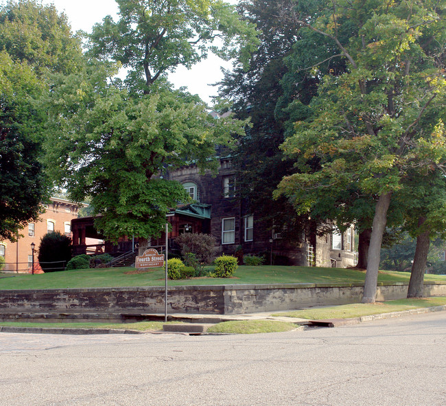 110 4th St NE in Massillon, OH - Foto de edificio - Building Photo