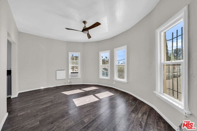 3209 Descanso Dr in Los Angeles, CA - Building Photo - Building Photo