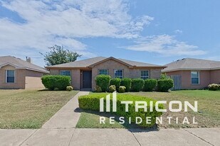 2922 Marquis Ln in Lancaster, TX - Building Photo